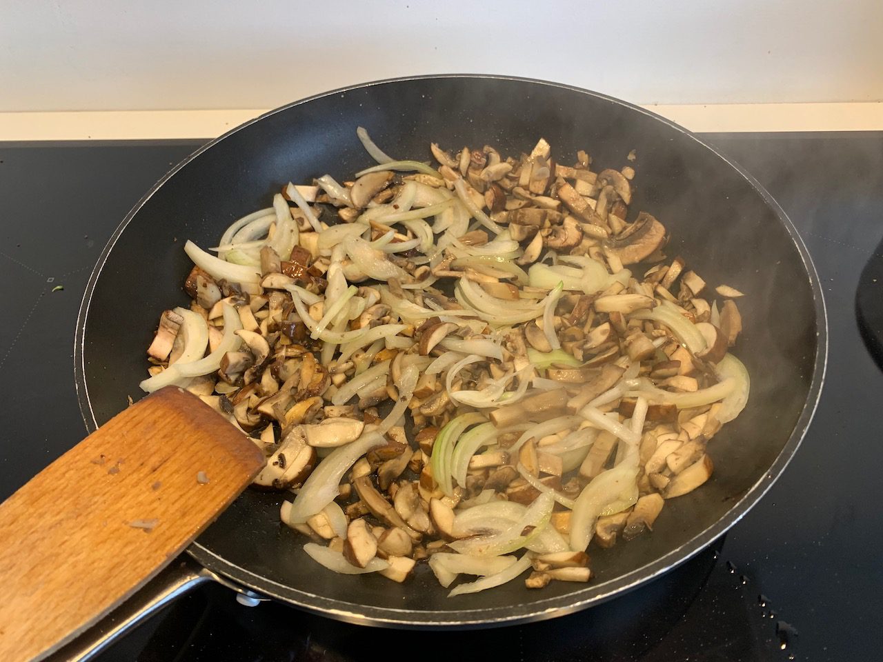 Ramen bowl with tofu crumbles, mushrooms and broccoli - The Plant based dad